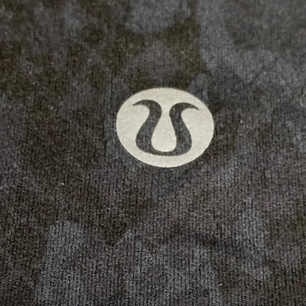 Lululemon Women's Black Camo Short Sleeve T Shirt Tee Athletic Crop Top Size 6 - Image 3