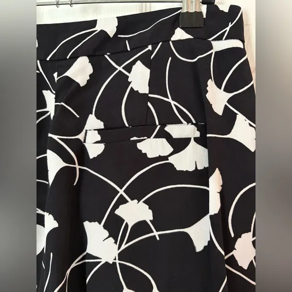 Black and White Floral Women's Shorts by Ann Taylor sz 2 - Image 4