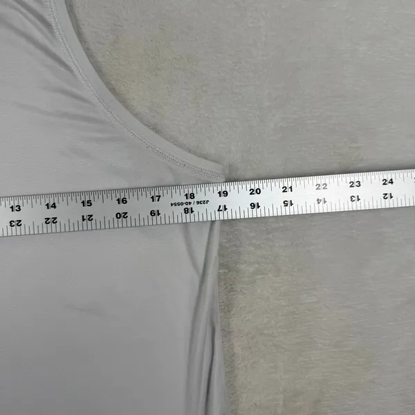 Vuori Performance Activewear Tank Top Light Gray Crew Neck M - Image 3