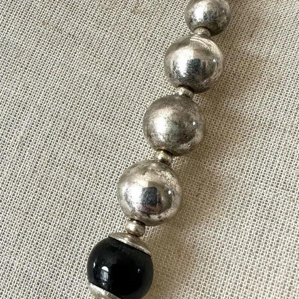 Black and silver tone beaded necklace - Image 7