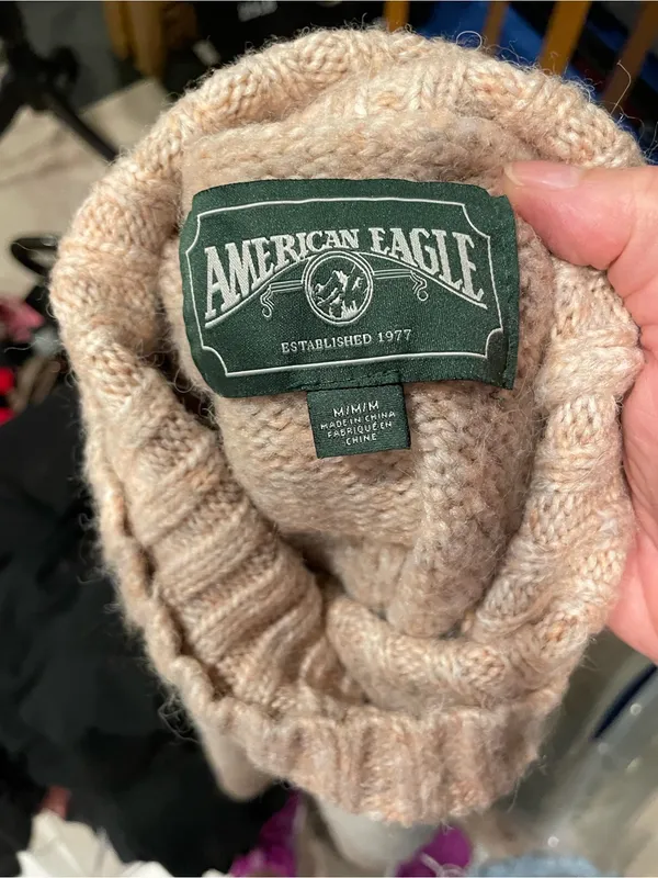 Cute soft fuzzy pebbled pink turtleneck crop sweater snow bunny American Eagle - Image 2