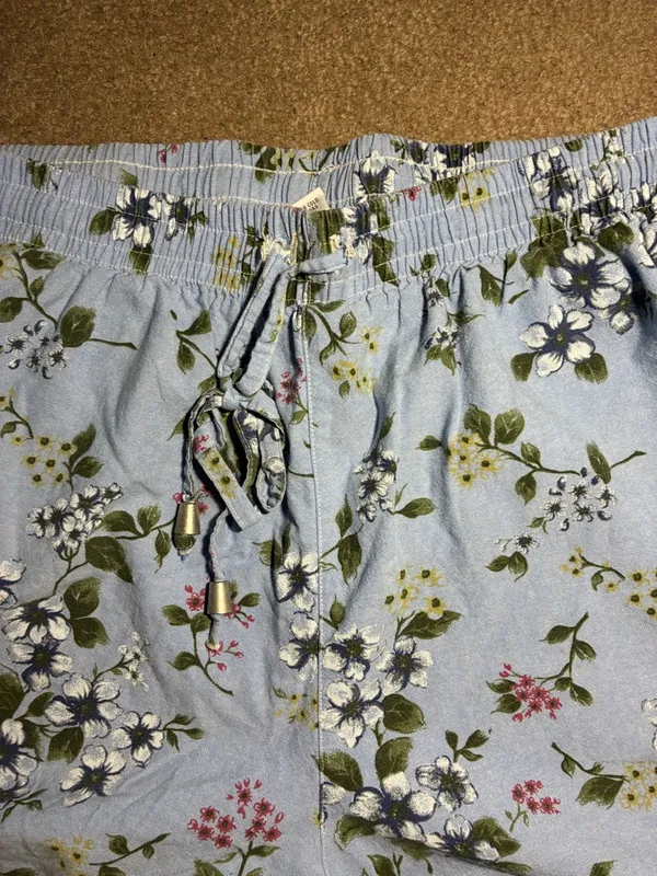 Vintage Women’s Light Blue Floral Drawstring With Metal Aglets Bermudas Shorts - Image 2