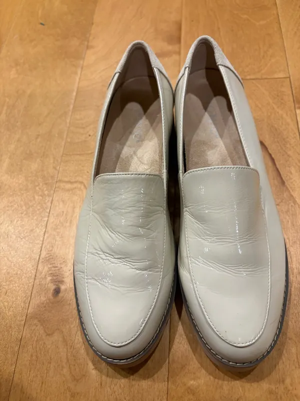 Vionic Kensley patent leather loafers cream sz 8.5 - Image 3