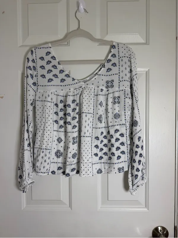 Abercrombie & Fitch White Peasant‎ Blouse with Navy Print - Image 3