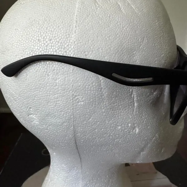 Black sunglasses with purple lenses - Image 2