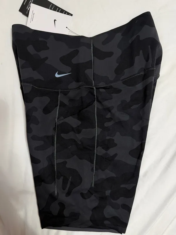 Nike Universa Camo Biker Shorts Large - Image 3