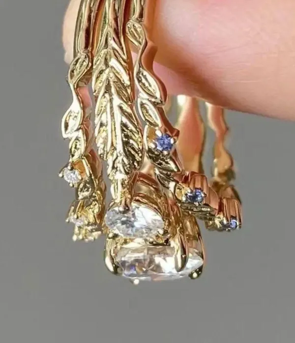 Golden Tone Ring with Diamond Inlaid Size 7 - Image 4