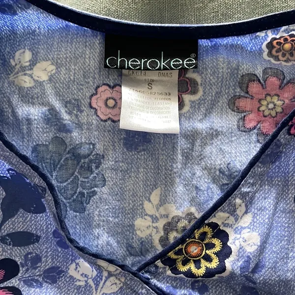 Cherokee Multi Pocket Floral Scrub top, size Small - Image 2