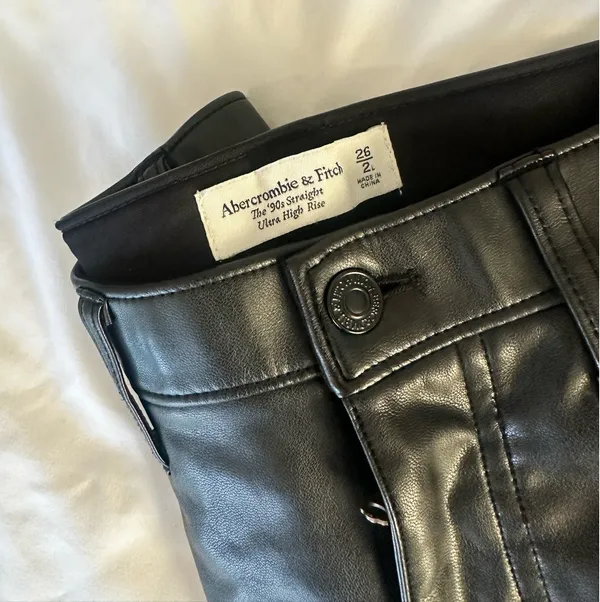 Curve Love Ultra High-Rise 90s Straight Vegan Leather Abercrombie - Image 7