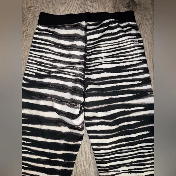 Nike Pro Women's Small Capri Length Compression Athletic Leggings Tiger Striped - Image 5