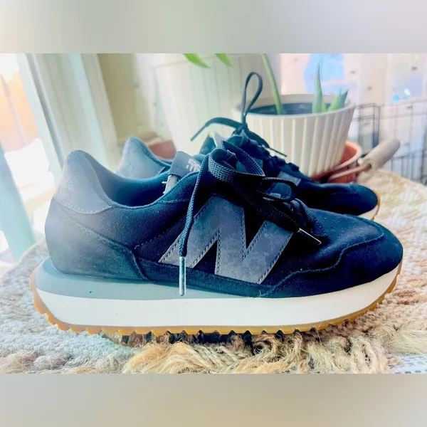 New Balance used Unisex 237 Fashion Sneakers Size in Men's 6.5 & Women’s size 8 - Image 3