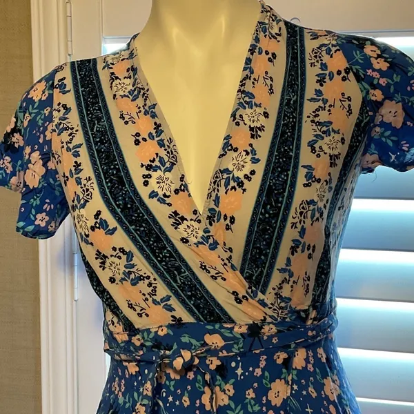 Chic Floral Midi Dress in Blue and Cream - Image 2