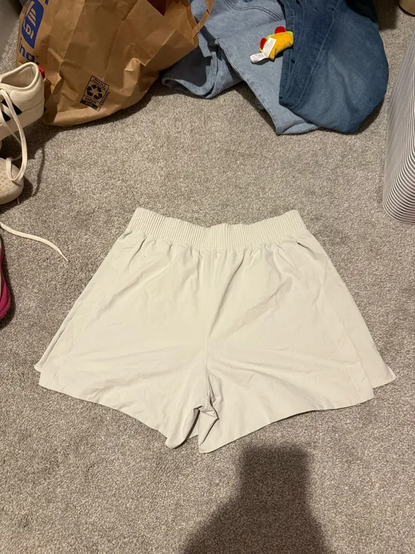 Lululemon Stretch Woven Relaxed Fit High-Rise Shorts 4" M - Image 2