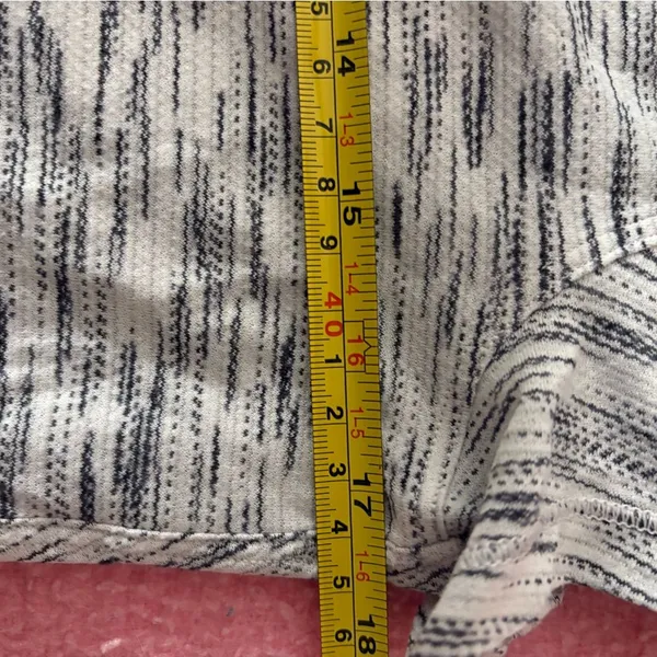 Lululemon Heathered Gray Top‎ Size Est. 10 EUC - Image 4