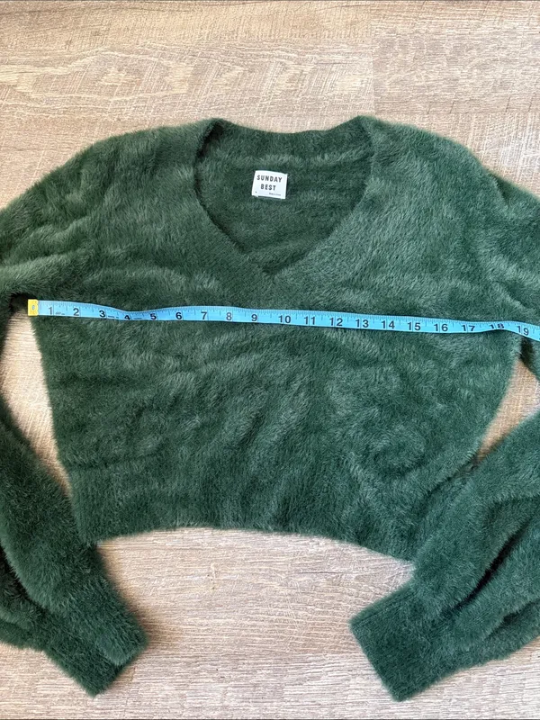 Aritzia Sunday Best Kitten V Neck Green Fuzzy Cropped Pullover Sweater Size M - Image 2