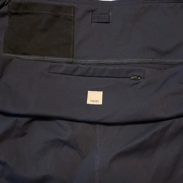 VUORI STRIDE LEGGINGS. NAVY BLUE GUC. Waist 14”, length 34”, inseam 24” - Image 4