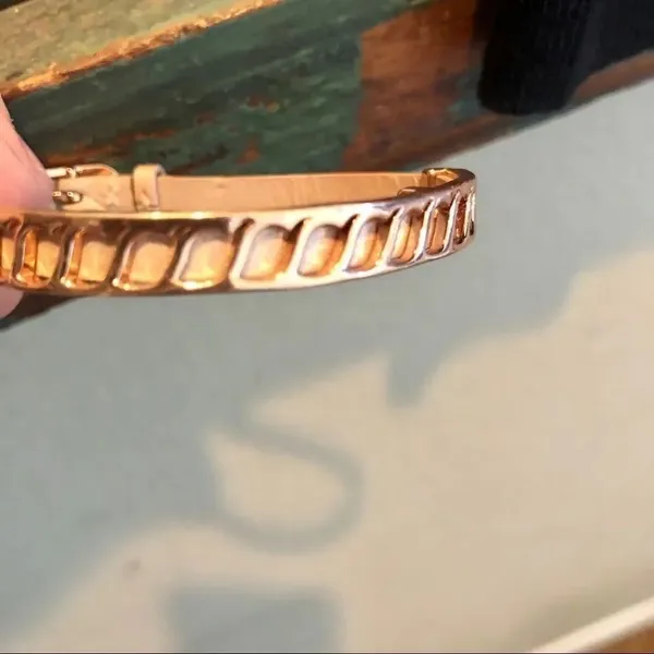 Rose gold tone buckle bracelet - Image 5