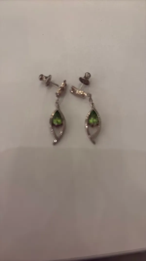 Silver necklace and earrings set with green gemstones - Image 3