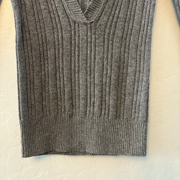 Hollister Y2K dark gray long sleeve hooded cable knit deep v-neck sweater small - Image 5