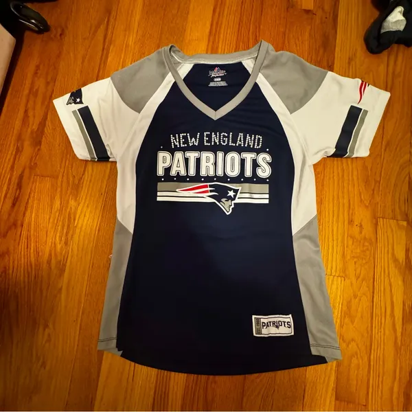 Majestic Fan Fashion New England Patriots V Neck T Shirt Medium - Image 2