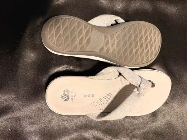 Clarks Women’s Flip-Flops 9M - Image 2