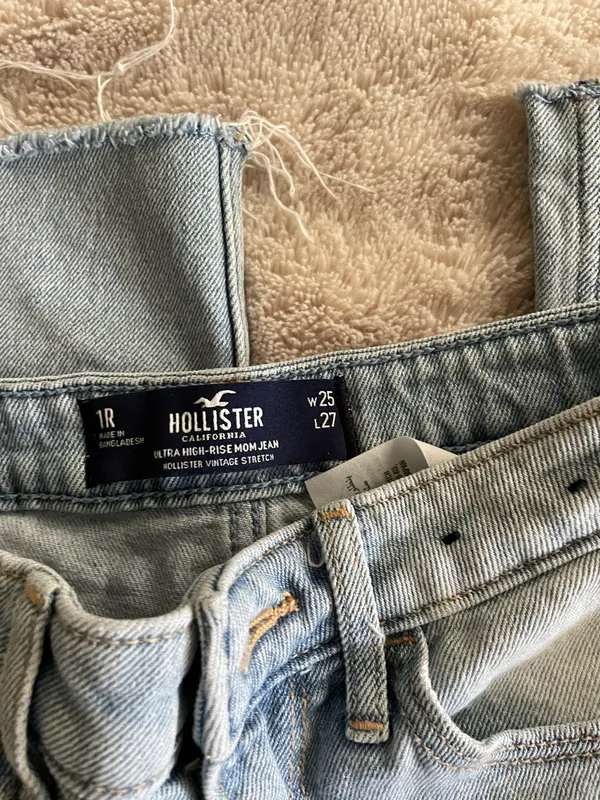 Hollister Light Wash Ripped Jeans - Image 5