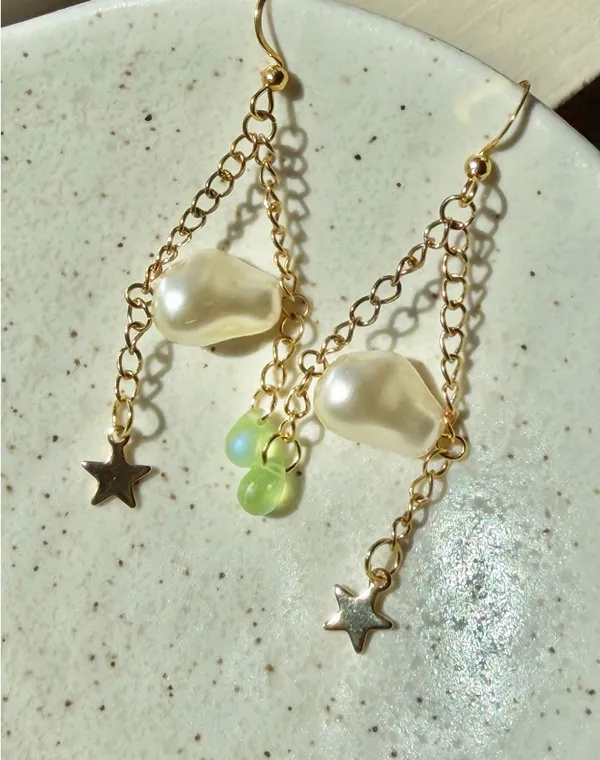 Handmade gold tone stainless steel unique fairy whimsy dangle earrings💐💚 - Image 2