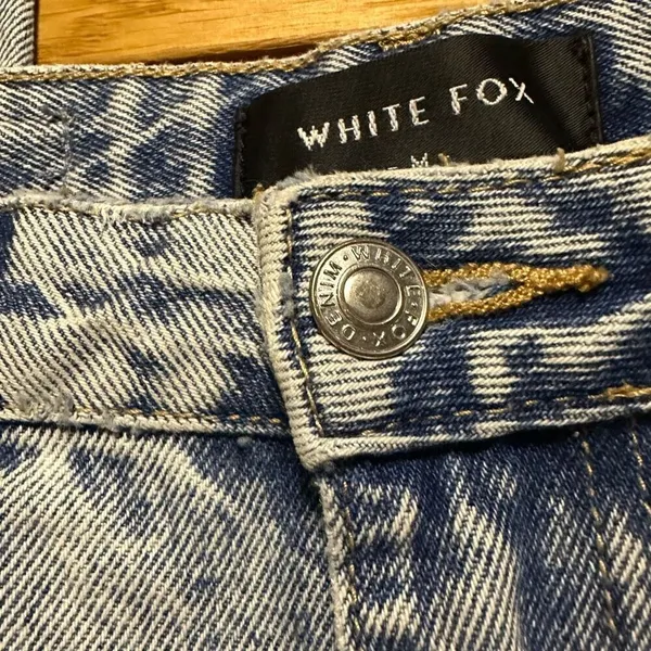White fox acid wash jeans size medium - Image 2