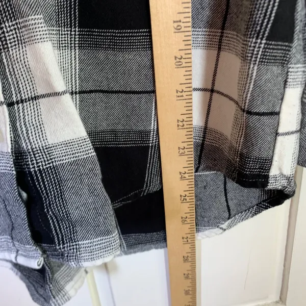 Old Navy The Boyfriend Shirt Womens M Black White Buffalo Plaid Flannel Tunic - Image 7