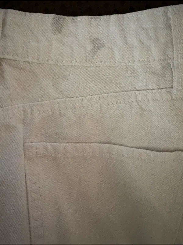 refuge Wide-Leg Distressed Jeans in White - Image 4