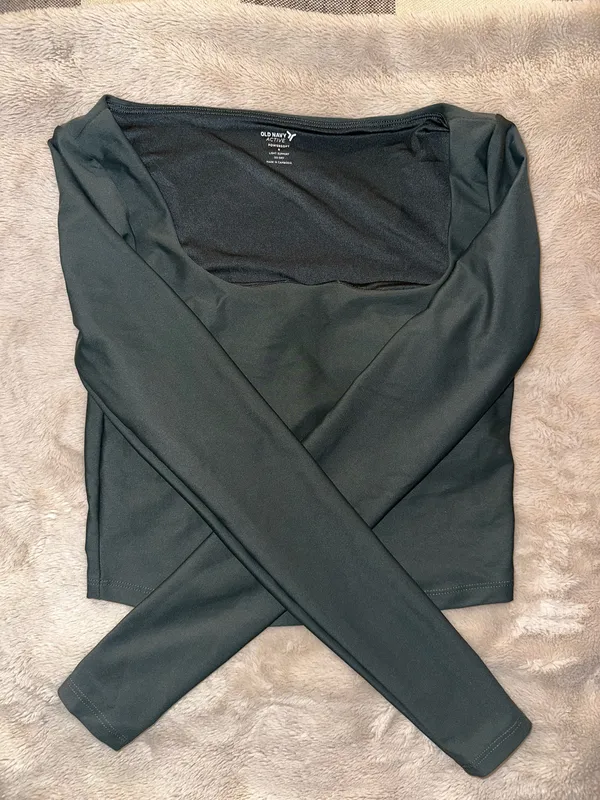 Long Sleeve Old Navy Powersoft Active Crop Top - Image 3