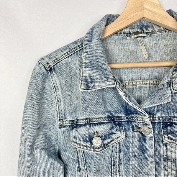 Free People Blue Acid Wash Denim Trucker Jacket M‎ - Image 5