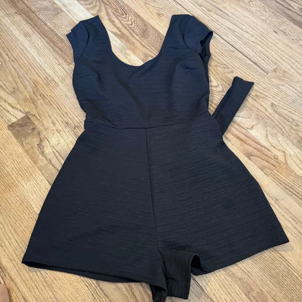 Urban Outfitters Loup Black Textured Open Back‎ Tie Romper Womens Size XS - Image 3