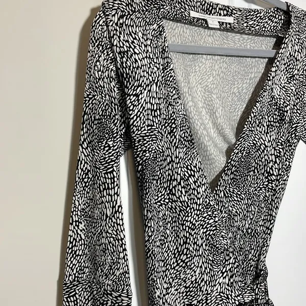 Diane Von Furstenberg Signature silk Wrap Dress in W&B pattern - Image 2