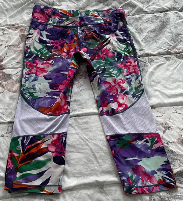 Floral Multicolored Adjustable Waist Back Pocket Capri Leggings, size L - Image 13