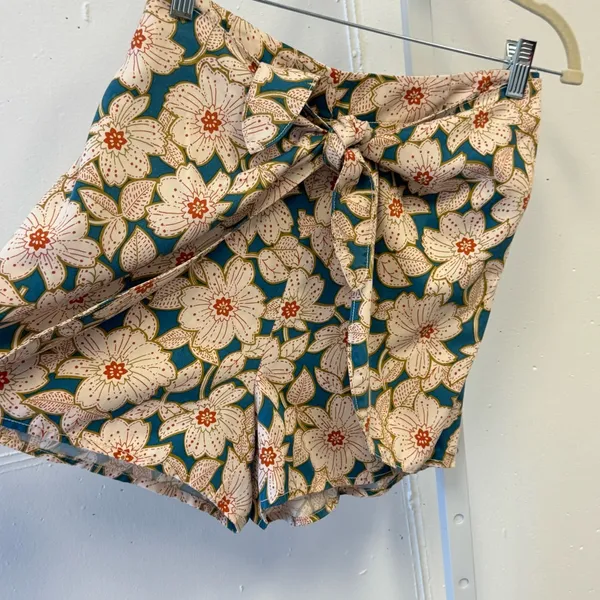 By Anthropologie Geordie Floral Front Tie Paperbag Bermuda Summer Boho Shorts XS - Image 3