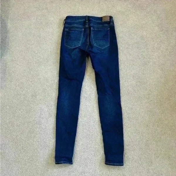 American eagle blue distressed jeggings in size 4 long - Image 3