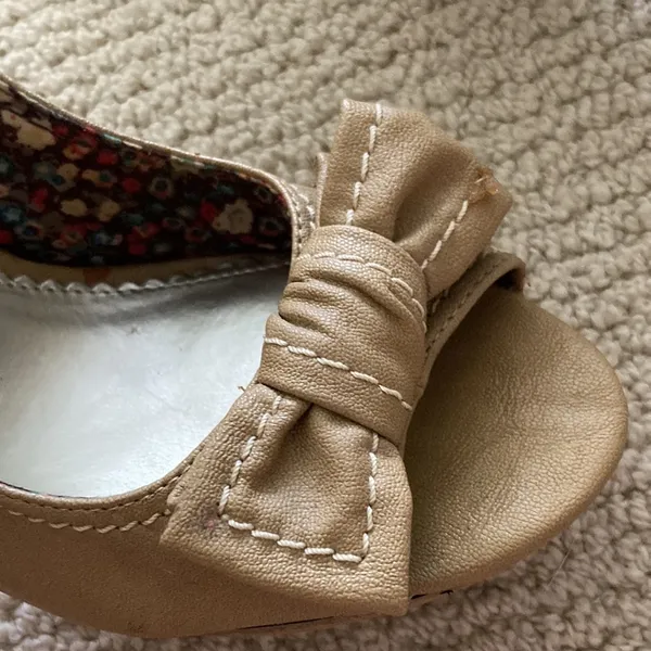 Fioni Nude High Heel Bow Front Platinum 4” Heels Vegan Leather Size 8.5 Like New - Image 7
