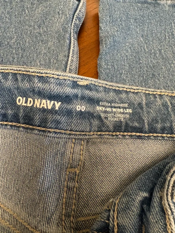 Old Navy Extra High-Waisted Wide-Leg Jeans - Image 4