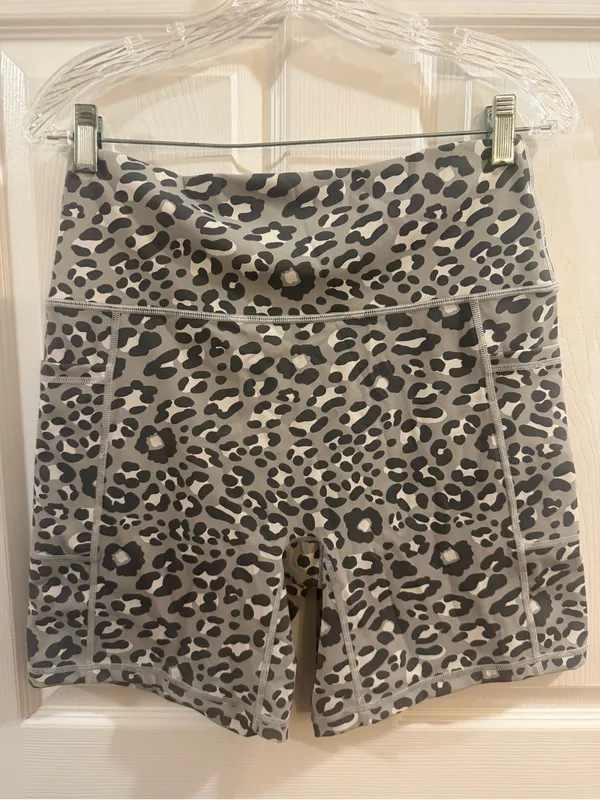Grey Leopard Print High-Waisted Athletic Biker Shorts with Pockets - Image 2