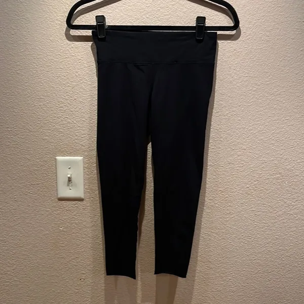Aritzia TNA Black Cropped Leggings Size XS - Image 2