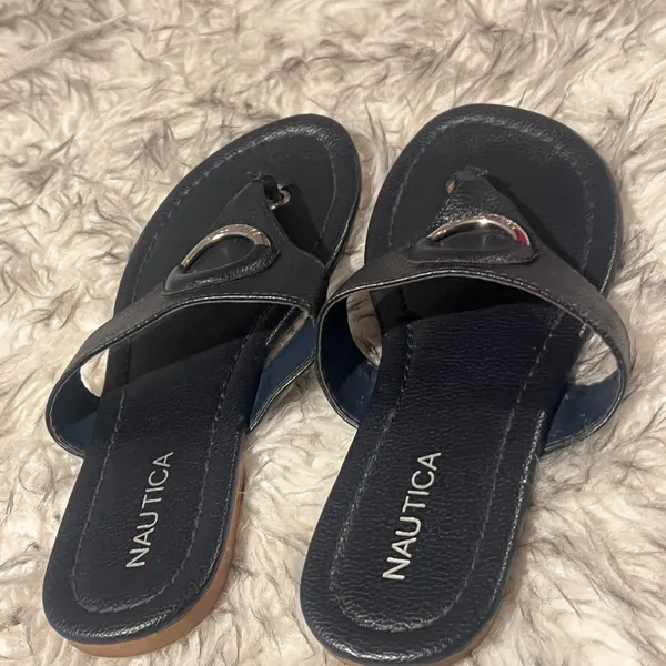 ✨ Nautica Sandals – Women’s Size 7 ✨ Stylish black Nautica thong sandals 🖤 Perfect for everyday wear with a clean, classic look 👡✨ ✔️ Brand: Nautica ✔️ Size: 7 (Women’s) ✔️ Comfortable flat sole ✔️ Slip-on style ✔️ Lightly used, in good condition 💖 Perfect for casual outfits, beach days, or summer outings 💖 Easy to pair with dresses, jeans, or shorts ✨ Simple, comfy, and ready for a new home - Image 2