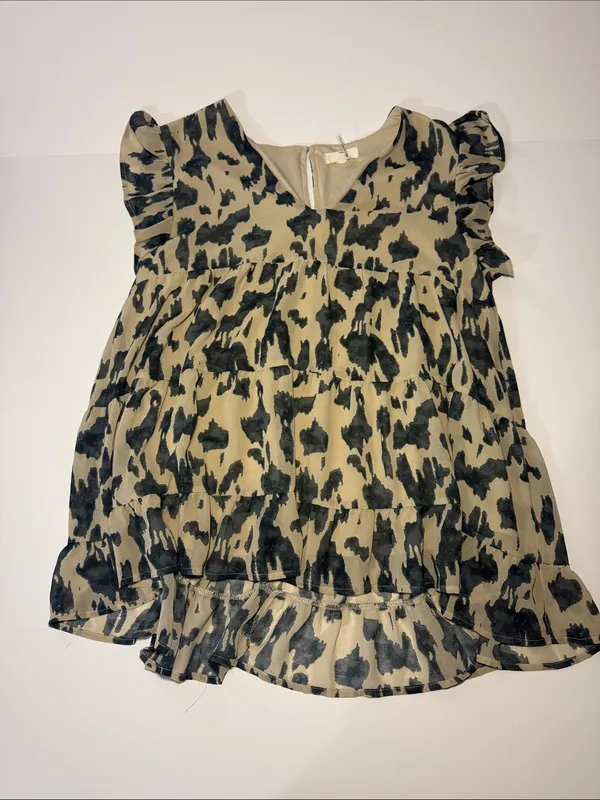 entro Beige and Gray Floral V-Neck Tiered Flutter Sleeve Tunic - Image 4