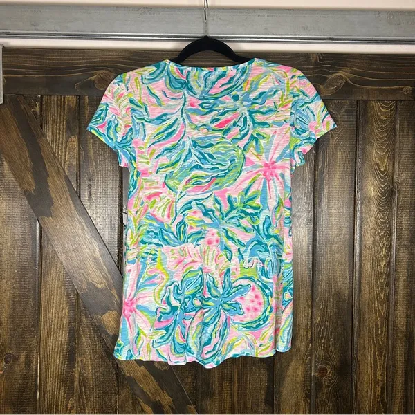 Lilly Pulitzer Etta V-neck Tee Women Size XS One in a Melon Print V-neck Beach - Image 2