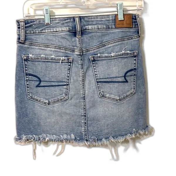 American Eagle Distressed Denim Mini Skirt Raw Hem Light Wash Size 4 - Image 7