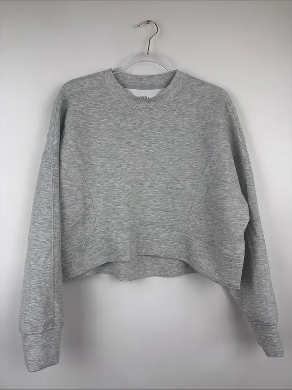 Abercrombie YPB NeoKnit Cropped Crew Neck Gray Sweatshirt Size Medium - Image 2