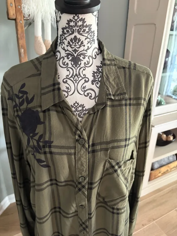 Time & Tru size XXL green & black button down shirt - Image 4
