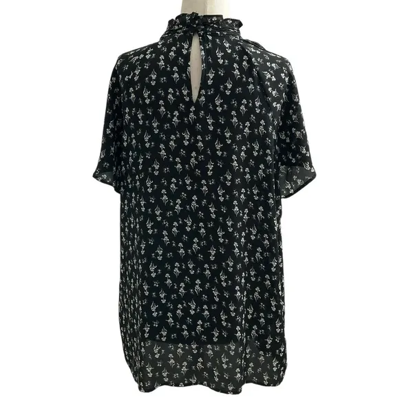 Ann Taylor Black White Flutter Sleeve Floral Top Size L | 41-46 - Image 2