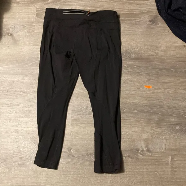 Lululemon black cropped leggings size 8 - Image 3