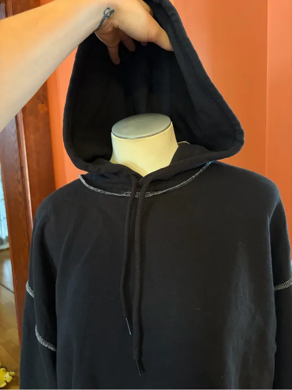 Levi's Black Raw-Hem Cropped Hoodie - Image 2